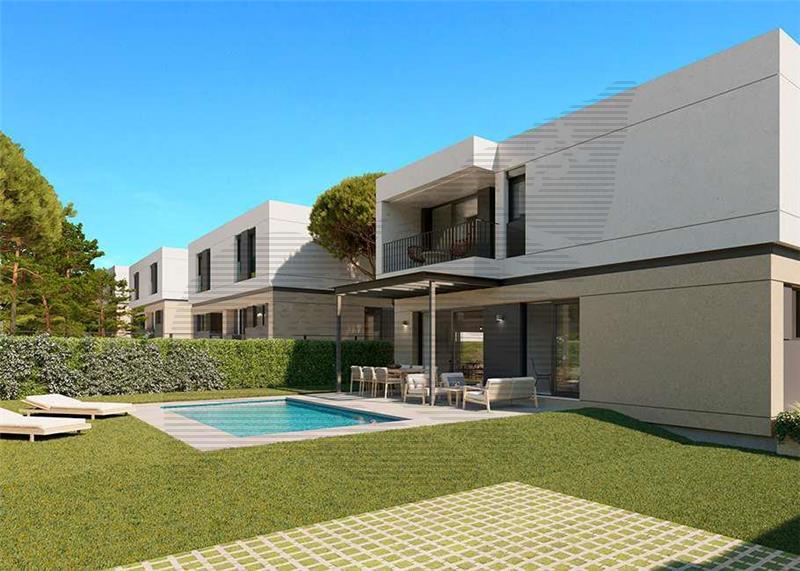 Brand new. Semi-detached house in exclusive residential with private swimming pool,