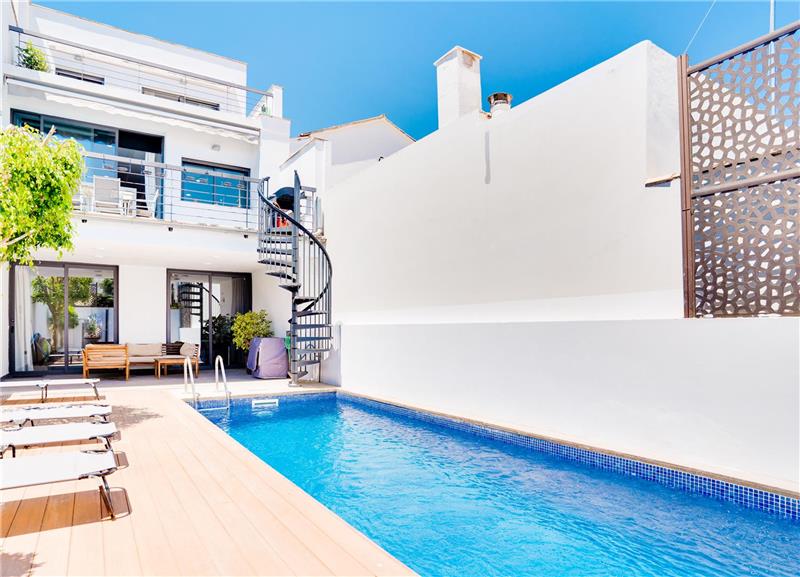 Designer villa with saltwater swimming pool and tourist licence,
