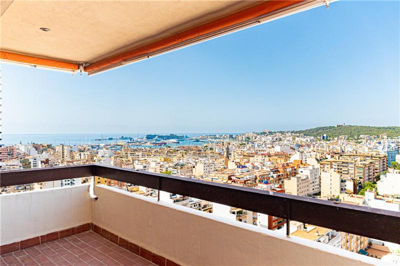 Piso con terraza y vistas panorámicas