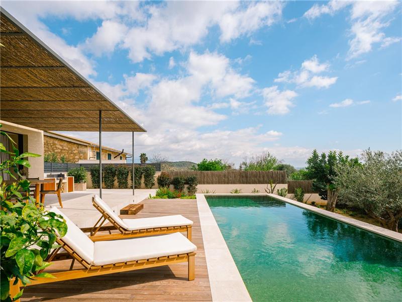 A estrenar. Chalet unifamiliar de diseño con piscina en solar de 536m2 aprox.,