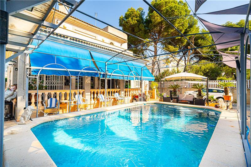 Characterful villa just a few meters from the sea, with pool. Tourist licence.
