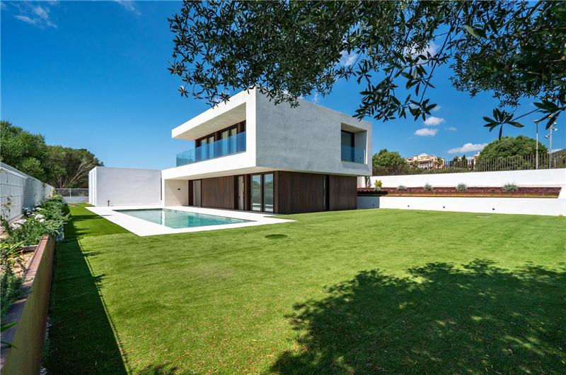 Newly built detached house with a large swimming pool on a 1,050 m² plot