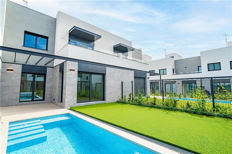 Brand new. Designer townhouse with private pool