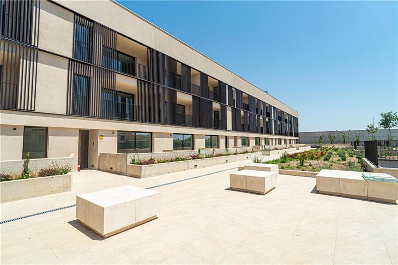 A estrenar. Planta baja en residencial con piscina en Palma