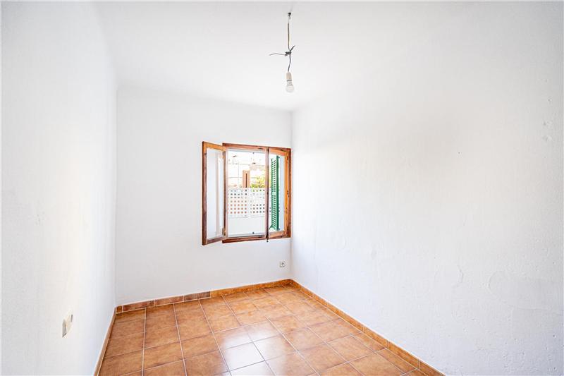 Erdgeschosswohnung mit einer ca. 30 m² großen Terrasse.
