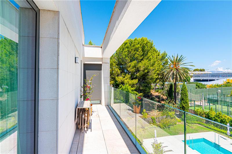 Neuwertiges Penthouse in einer Wohnanlage mit Pool in der Wohngegend Colegios