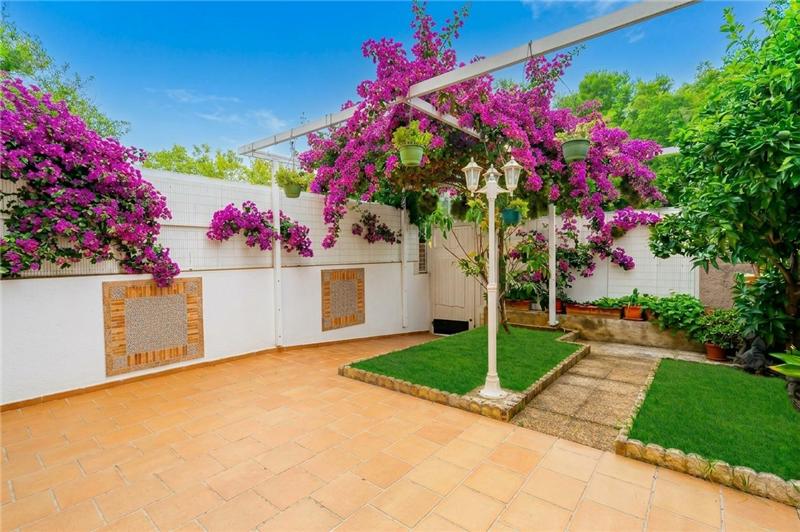 Townhouse with a garden in the Colegios neighborhood,